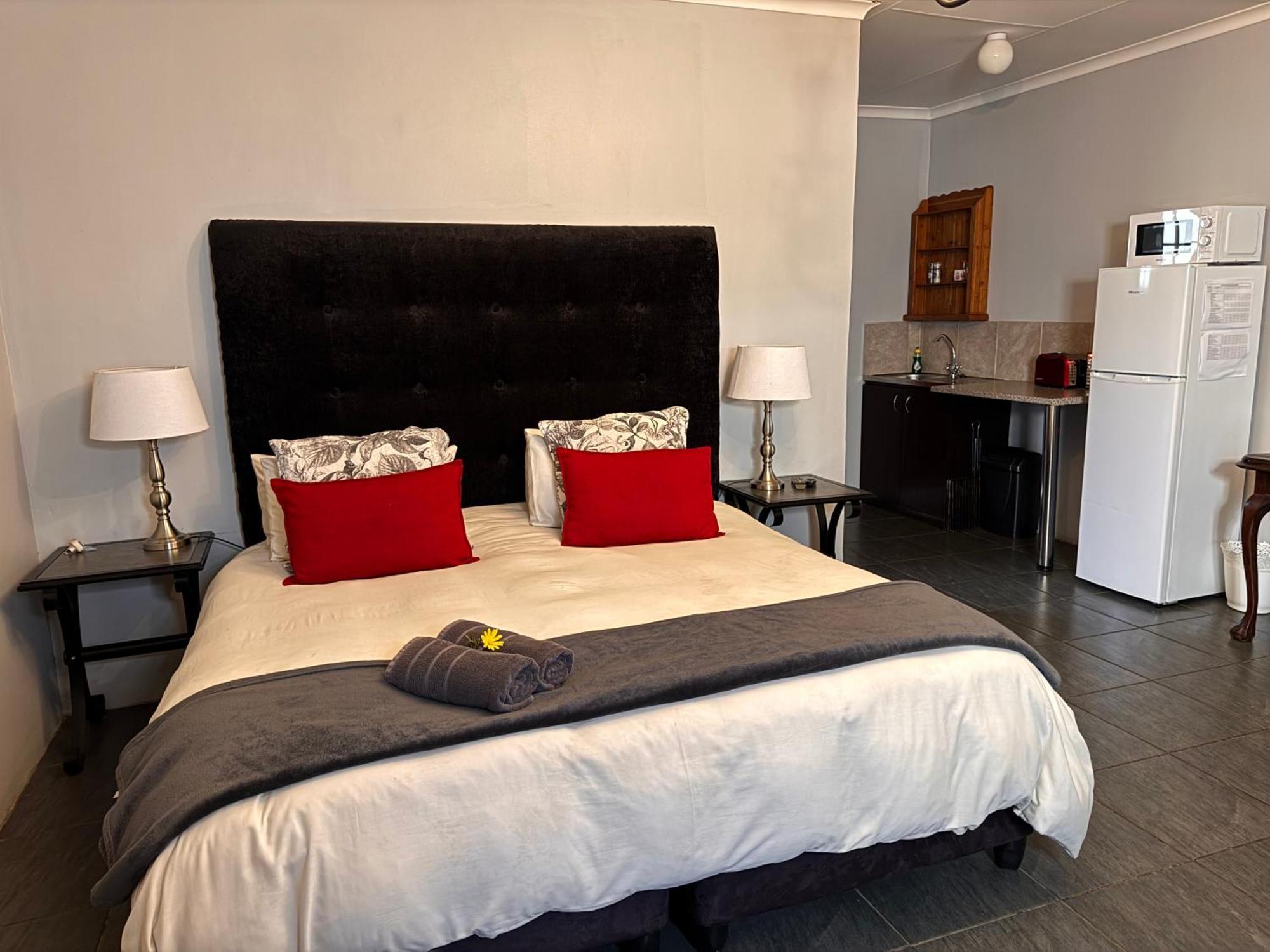 The Palms Venue & Accommodation Крадък Екстериор снимка