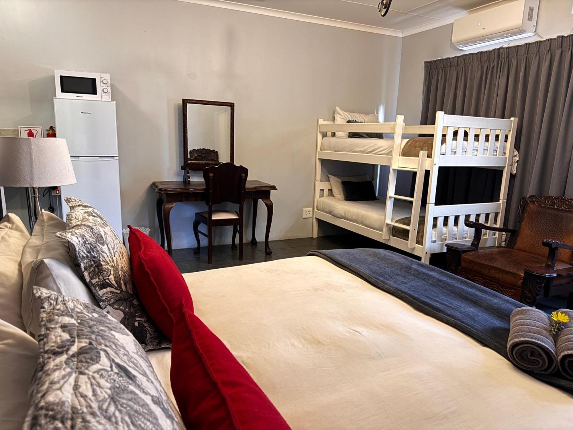 The Palms Venue & Accommodation Крадък Екстериор снимка