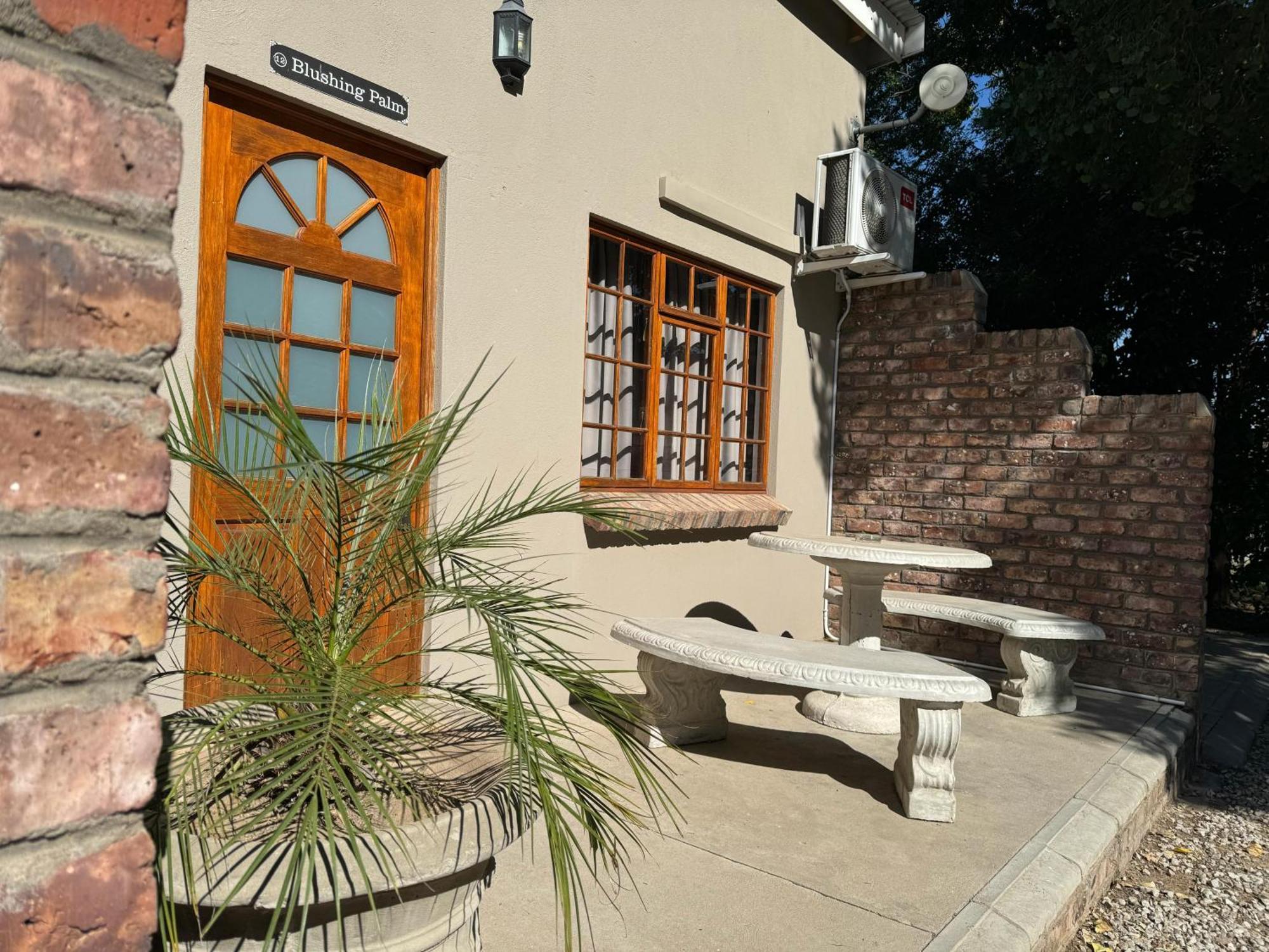 The Palms Venue & Accommodation Крадък Екстериор снимка